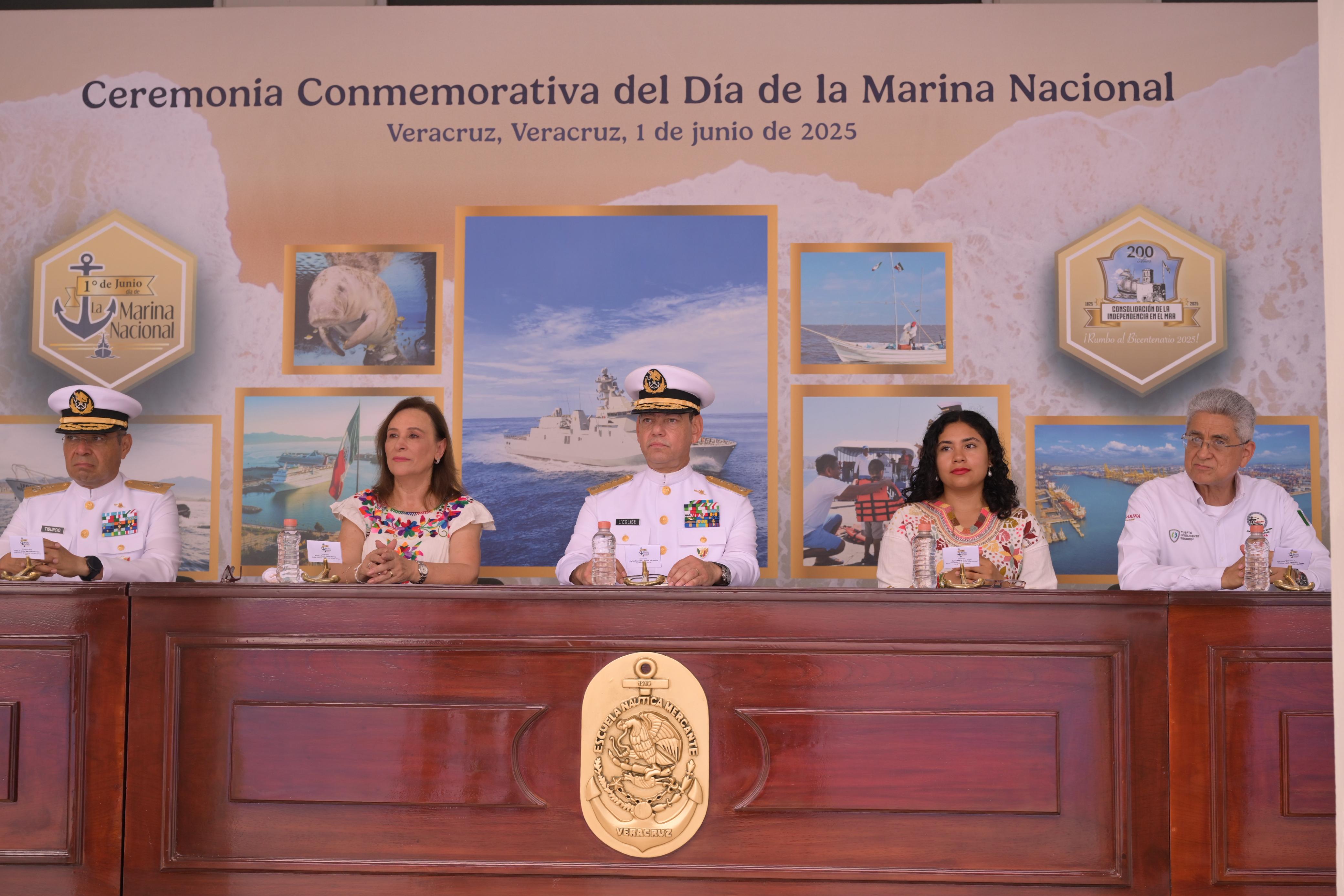 Rocío Nahle asiste al aniversario del Día de la Marina en Veracruz