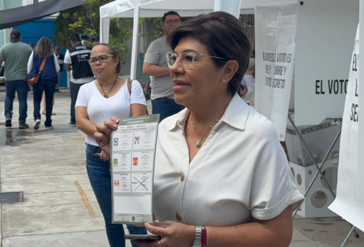 Rosa María Hernández Espejo, candidata de Morena a la alcaldía de Veracruz emite su voto | VIDEO