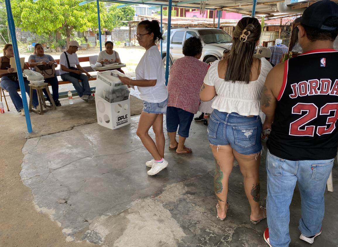 Calma y seguridad definen la jornada electoral en Agua Dulce