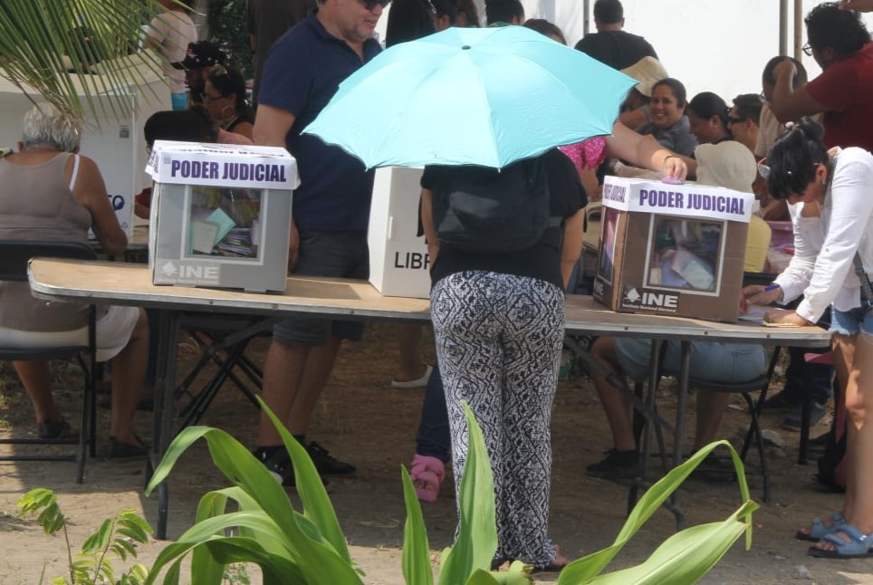 Veracruzanos sin votar por retrasos en apertura de casillas al norponiente de la ciudad
