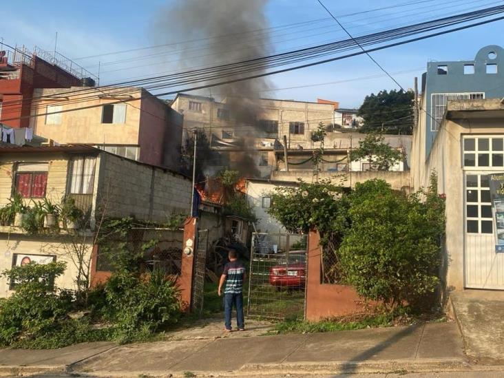 Fuego devoró vivienda en Higueras, en Xalapa; vecinos alertaron