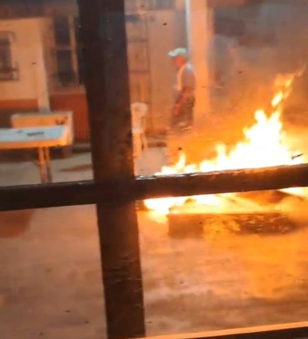 Incendian palacio municipal de Tuxtilla; habrían encerrado a funcionarios del OPLE |VIDEO
