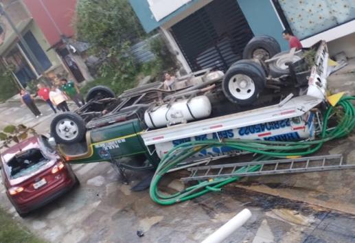 Pipa de agua vuelca en empinada calle de Xalapa; hay un lesionado
