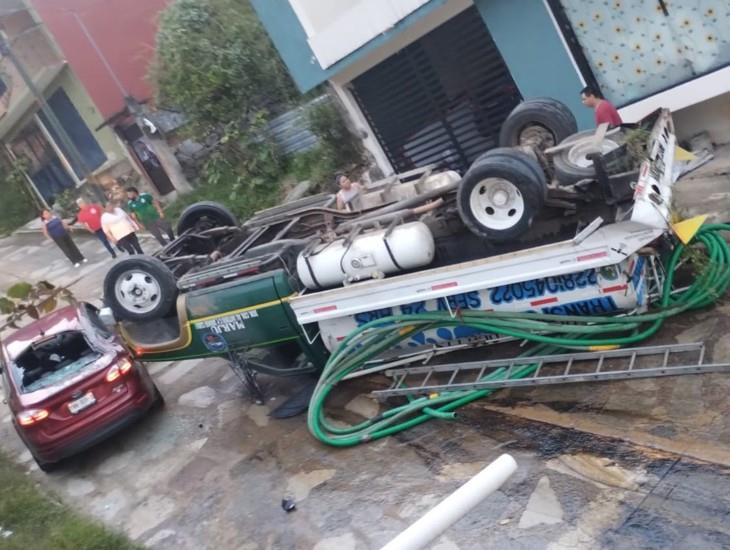 Pipa de agua vuelca en empinada calle de Xalapa; hay un lesionado