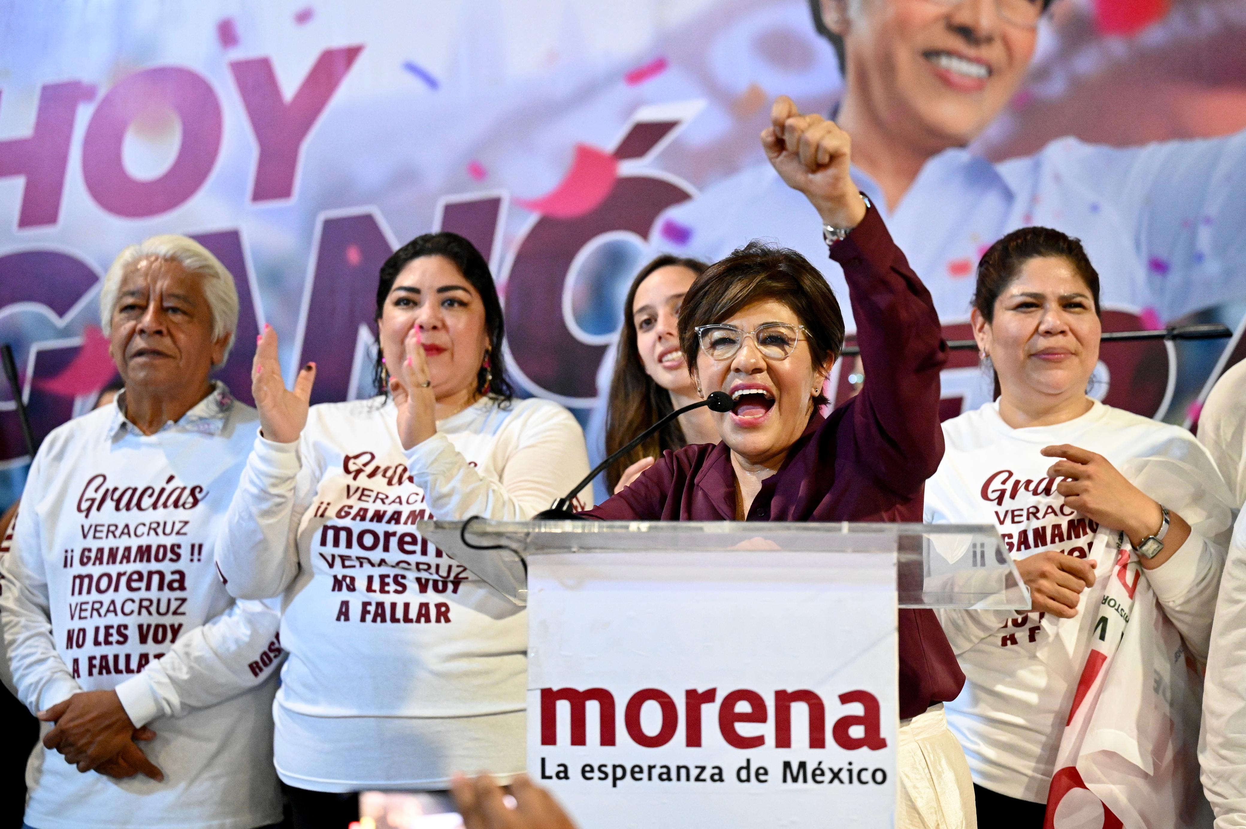 Rosa María Hernández Espejo celebra triunfo en las urnas en el Zócalo de Veracruz | VIDEO