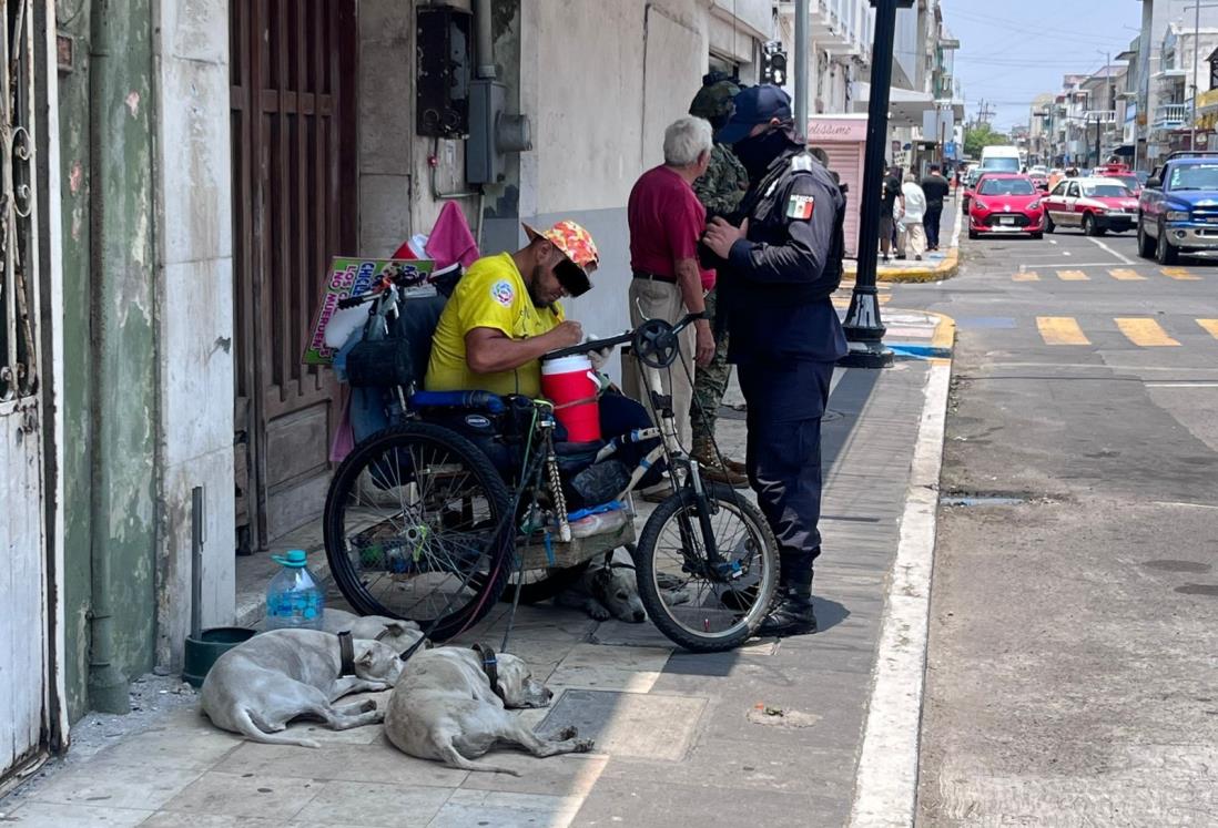 En centro de Veracruz perros de un hombre en silla de ruedas mordieron a un adulto mayor
