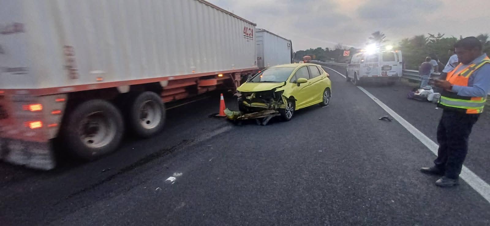 Camión de carga chica contra automóvil  en La Antigua