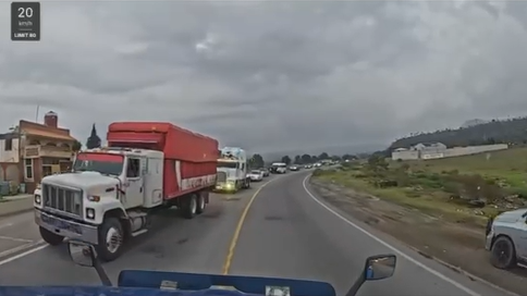 ¡Les salió mal! conductor de tráiler evade robo en la carretera Esperanza-Ciudad Serdán (+VIDEO)