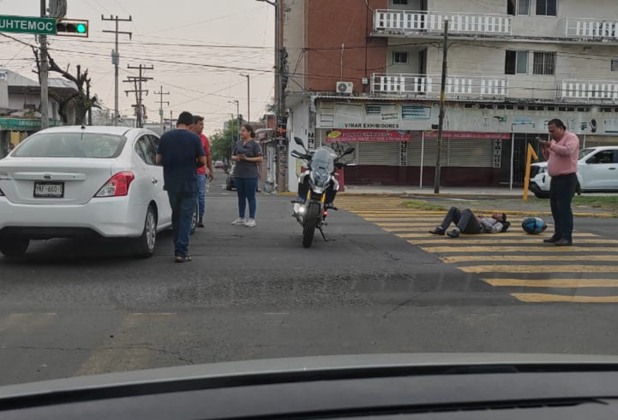 Conductor atropella a motociclista por pasarse la luz roja del semáforo de la avenida Cuauhtémoc