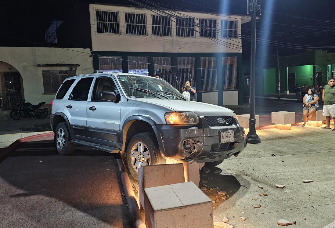Conductor se impacta contra fachada de parque en San Andrés Tuxtla