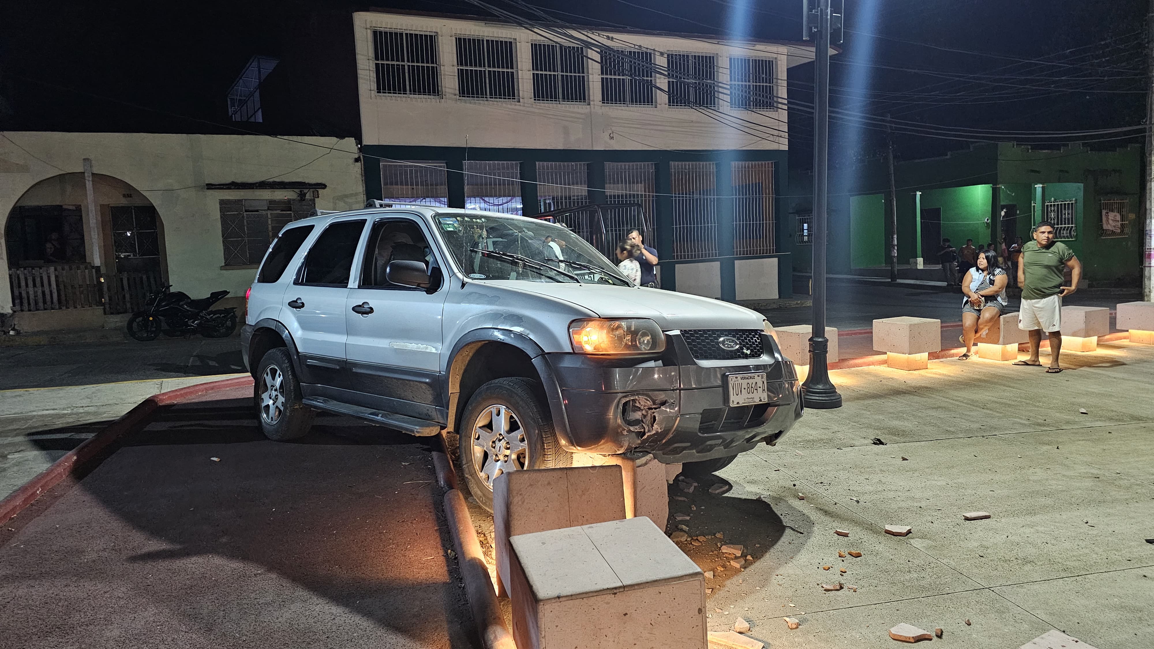 Conductor se impacta contra fachada de parque en San Andrés Tuxtla