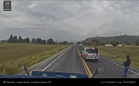 ¡Les salió mal! conductor de tráiler evade robo en la carretera Esperanza-Ciudad Serdán (+VIDEO)