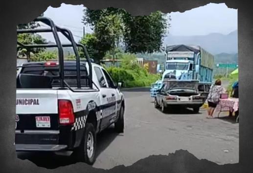 ¡Santo accidente! Torton golpea a vehículo conducido por un cura en Coscomatepec