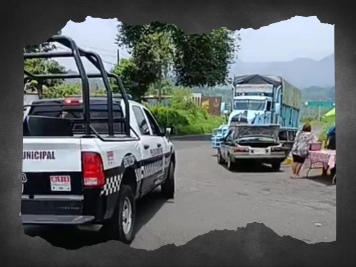¡Santo accidente! Torton golpea a vehículo conducido por un cura en Coscomatepec