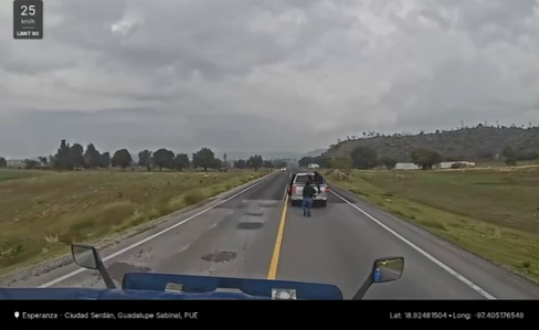 ¡Les salió mal! conductor de tráiler evade robo en la carretera Esperanza-Ciudad Serdán (+VIDEO)