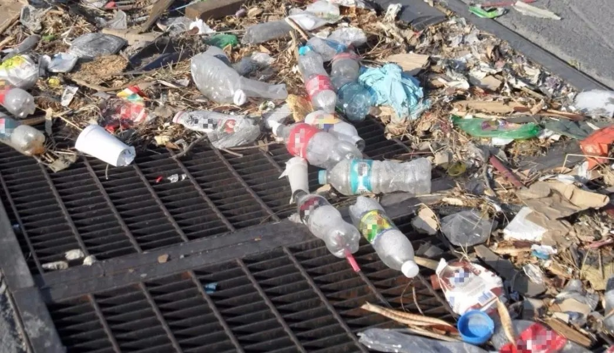 Basura y alcantarillas tapadas agravan inundaciones en Veracruz