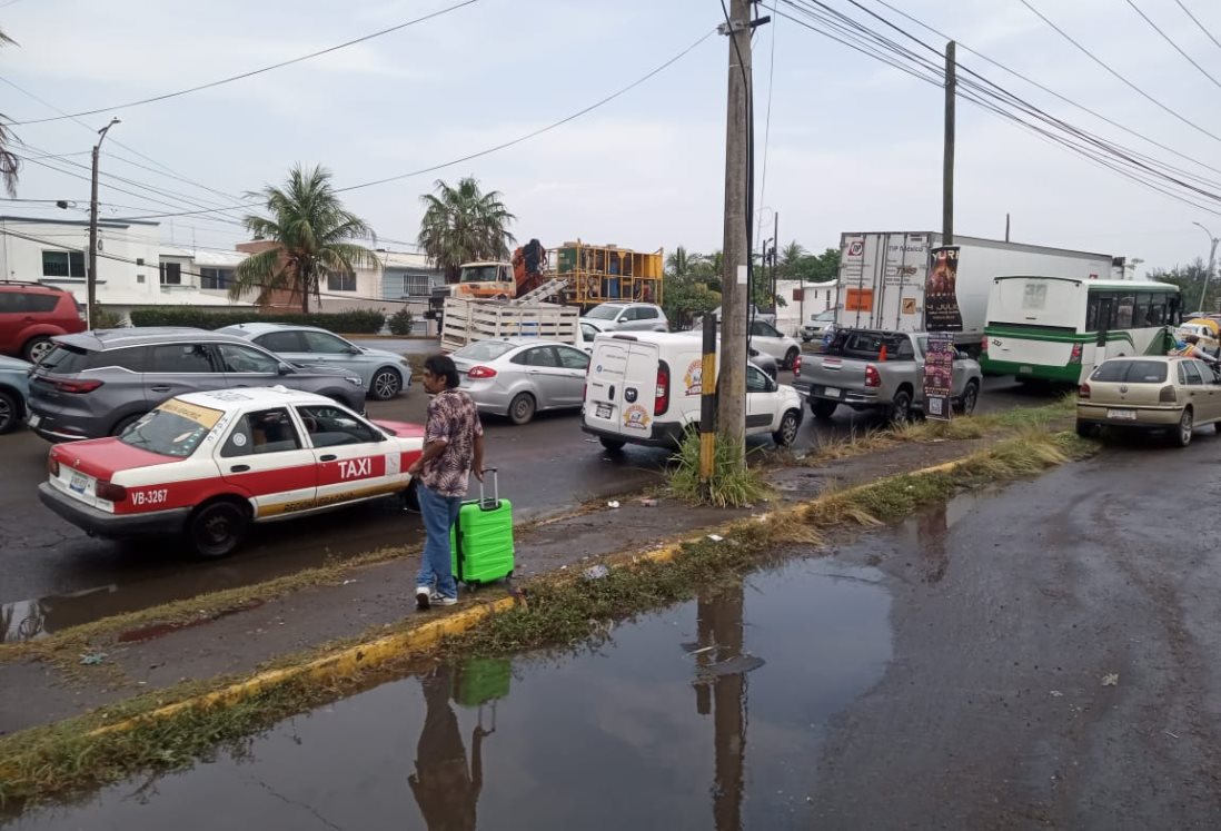 Basura y alcantarillas tapadas agravan inundaciones en Veracruz