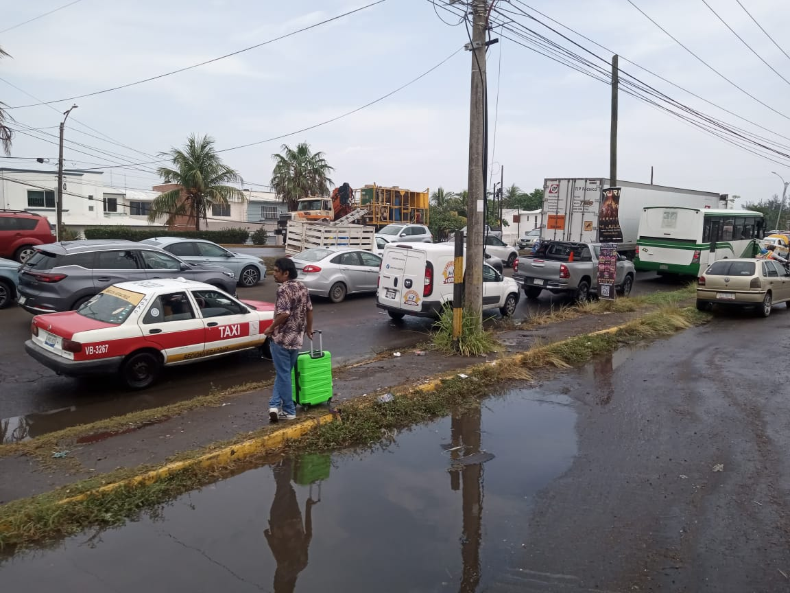 Basura y alcantarillas tapadas agravan inundaciones en Veracruz
