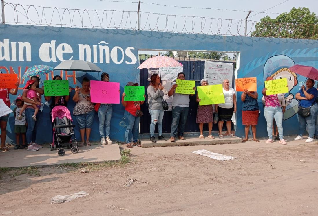 Se manifiestan padres de familia en jardín de niños en la colonia Dos Caminos
