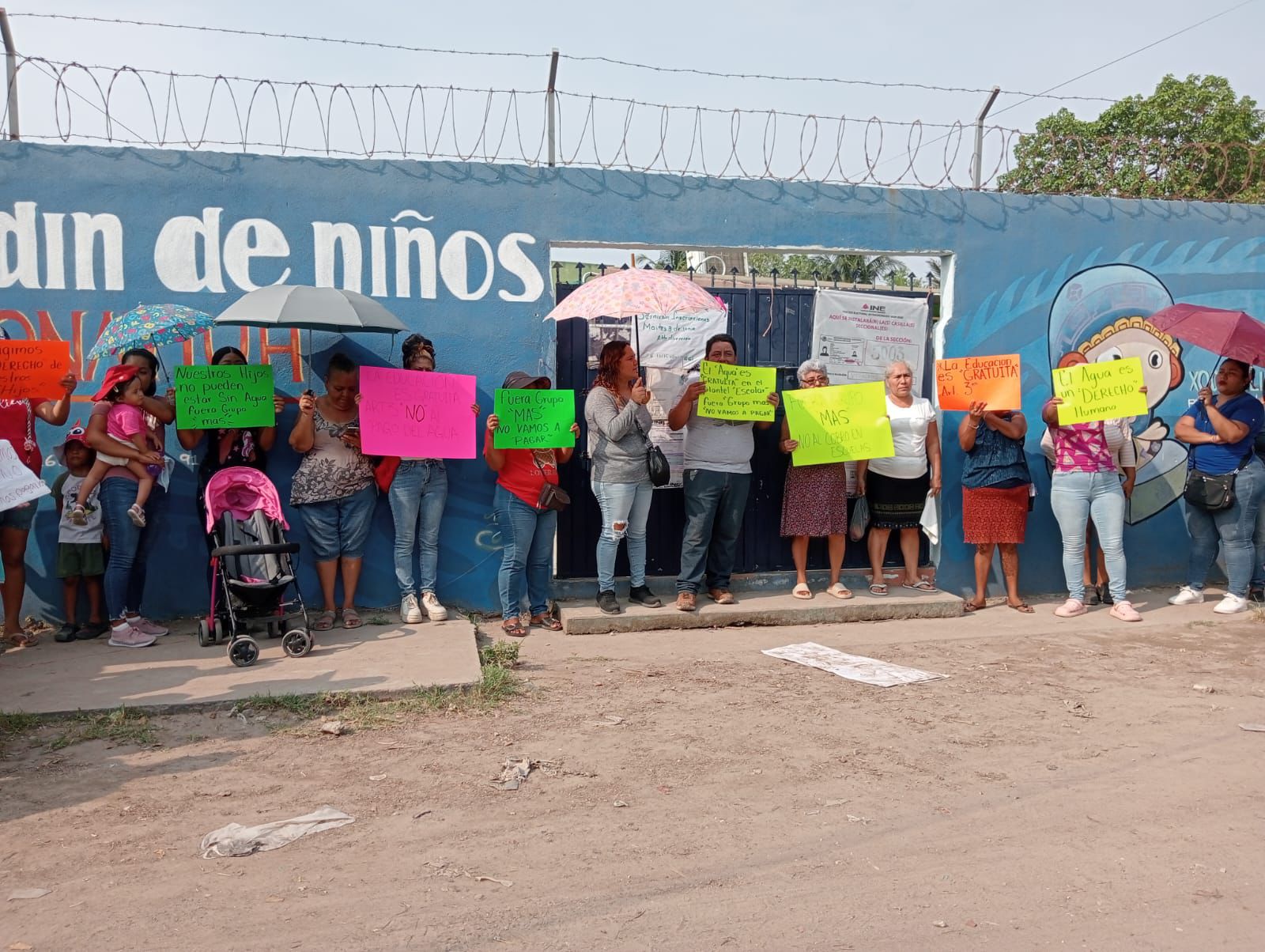 Se manifiestan padres de familia en jardín de niños en la colonia Dos Caminos