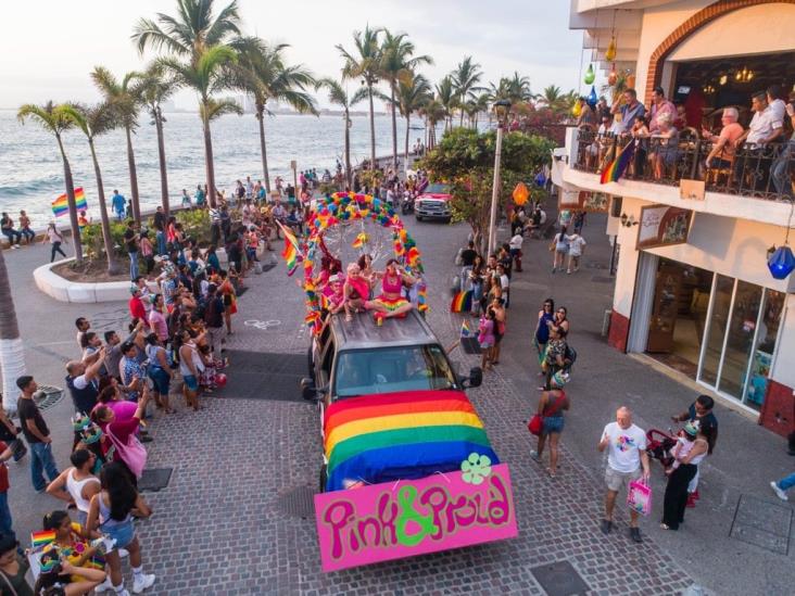 Expatriados de EU crean comunidad LGBT+ en Puerto Vallarta
