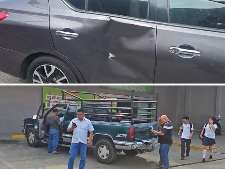 De reversa; camioneta impacta a vehículo en Martínez de la Torre