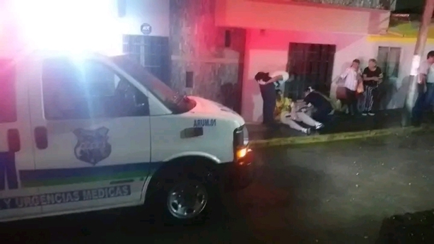 Auto vuelca tras chocar con un muro en colonia de Xalapa, ¿hay heridos?