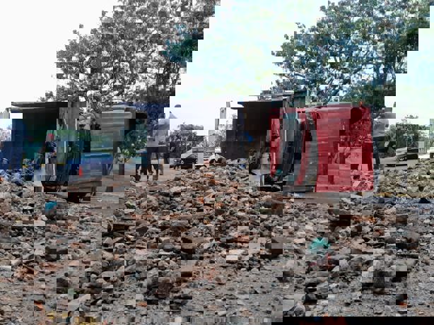 Vuelca camión en Veracruz y deja tirada toneladas de escombro