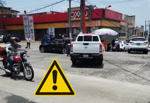 Auto es embestido por camioneta en avenida Américas en Xalapa 