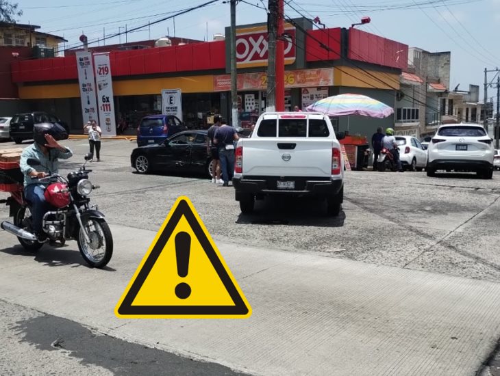 Auto es embestido por camioneta en avenida Américas en Xalapa 