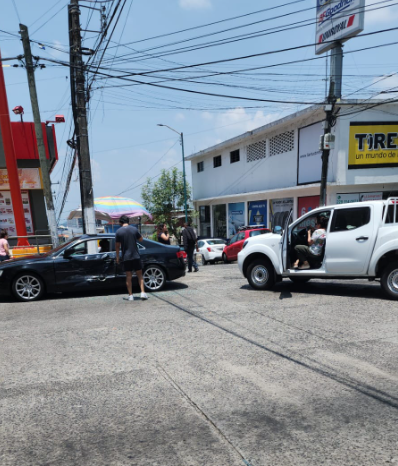 Auto es embestido por camioneta en avenida Américas en Xalapa 