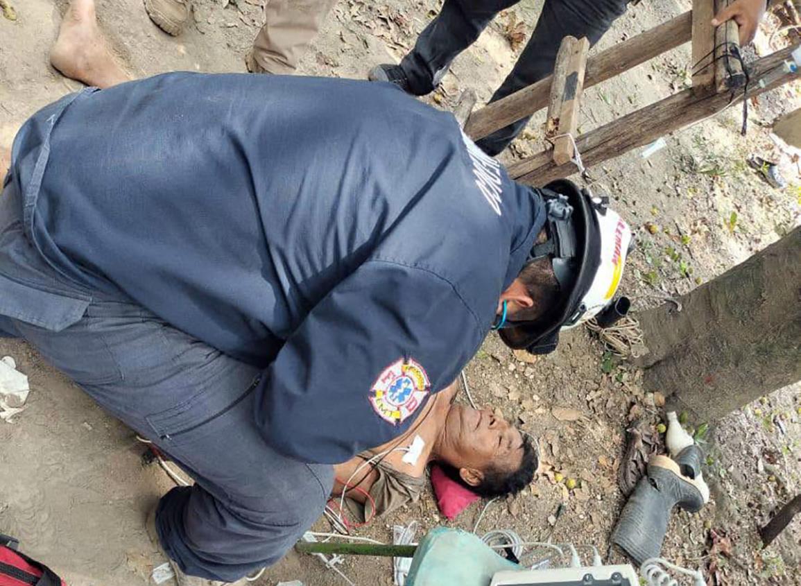Septuagenario sufre aparatosa caída desde un árbol en Texistepec