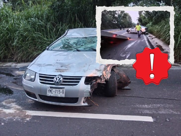Auto termina destrozado tras chocar en el Boulevard Xalapa-Coatepec; conductor huyó 