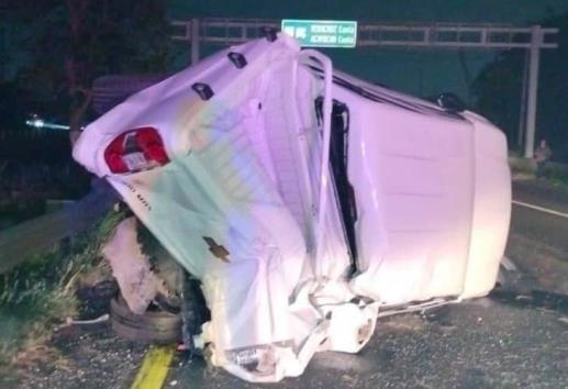 Camioneta termina destrozada tras ser impactada por un tráiler en la Cosoleacaque-Nuevo Teapa