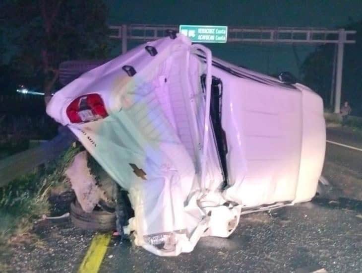 Camioneta termina destrozada tras ser impactada por un tráiler en la Cosoleacaque-Nuevo Teapa