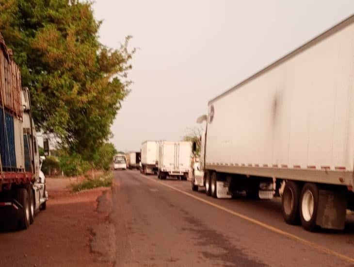 Tras 12 horas priístas de Hueyapan levantan bloqueo en la Costera del Golfo