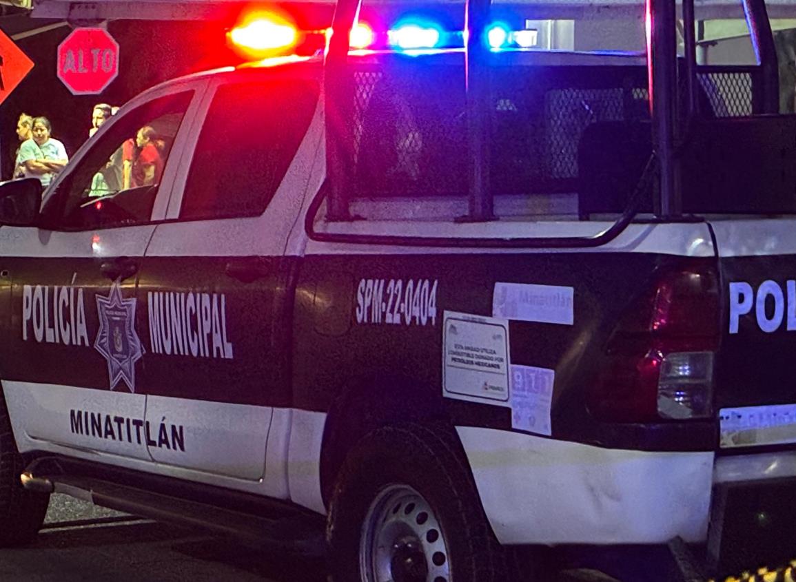 A mano armada, solitario delincuente roba una camioneta en Minatitlán