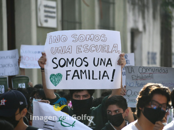 Toman la Prepa Juárez en Xalapa, por segundo día; exigen reinstalar a director  (+VIDEO) 
