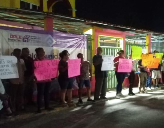 Se manifiestan en instalaciones del OPLE en Tecolutla; ciudadanos rechazan resultado de elecciones