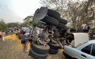 Volcadura de tráiler con alimento para pollos provoca rapiña en carretera Cardel-Nautla