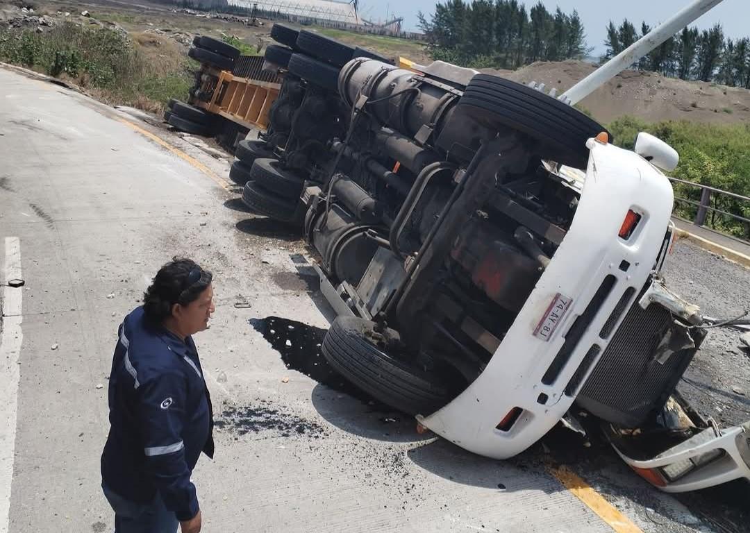 Vuelca tráiler en el interior del recinto portuario de Veracruz
