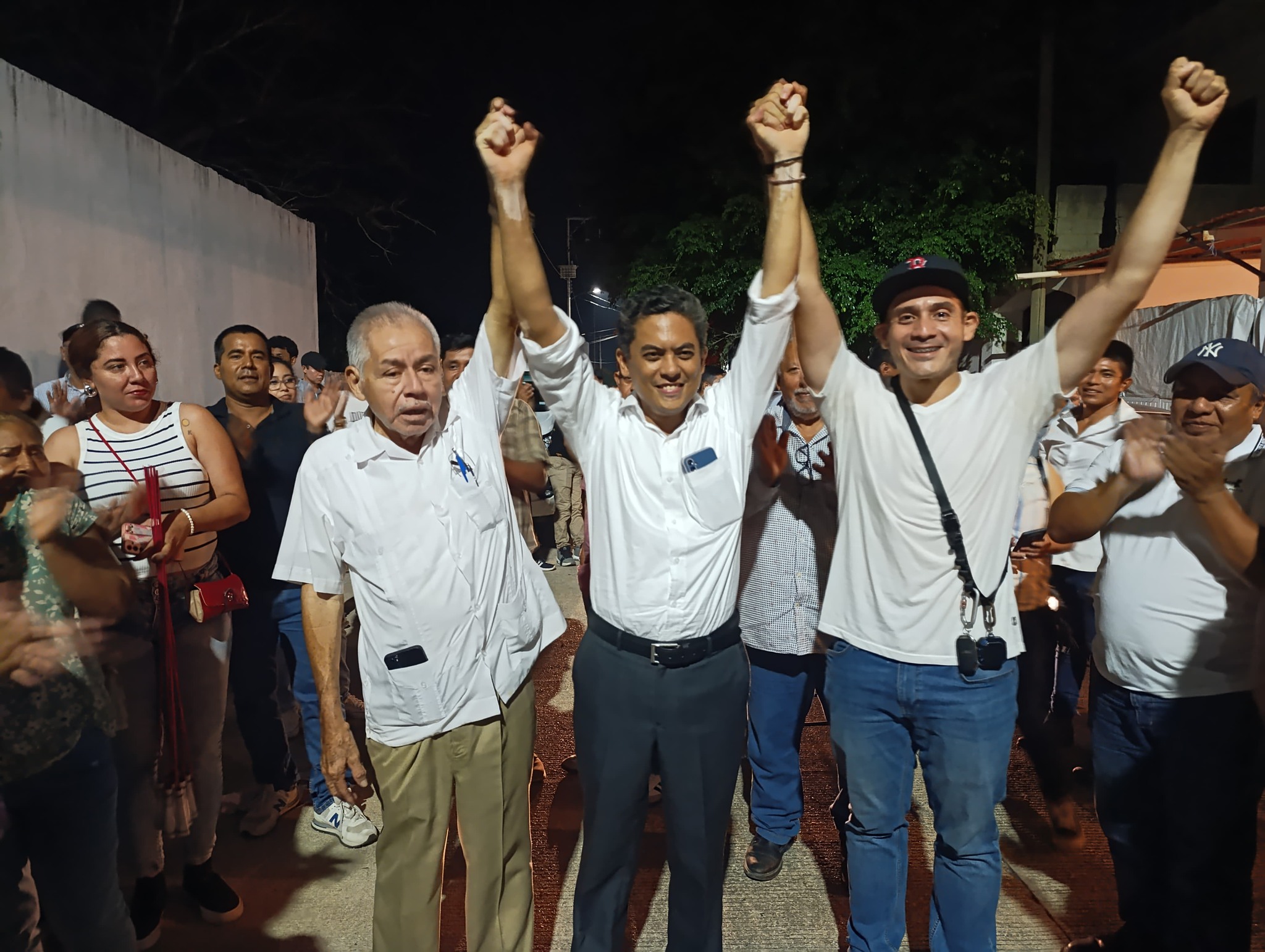 Tras prolongada sesión, OPLE entrega constancia a ganador de elección de Acayucan