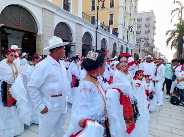 Más de 400 personas bailan son jarocho en Veracruz