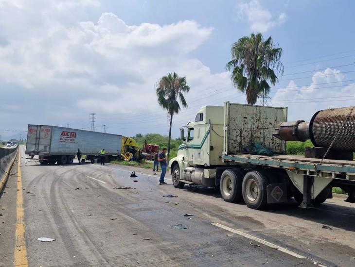 Choque entre tráileres colapsa la autopista Córdoba-Veracruz