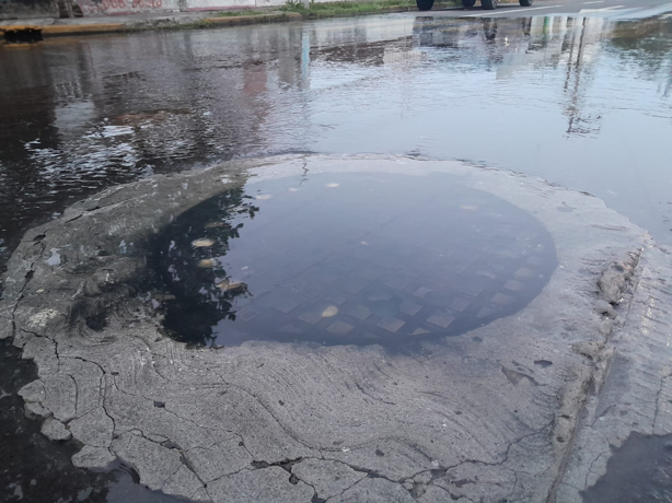 Drenaje colapsado desata pestilencia en avenida Lázaro Cárdenas, denuncian vecinos de Boca del Río