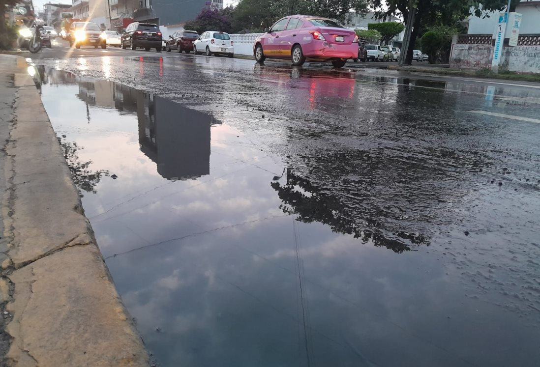 Drenaje colapsado desata pestilencia en avenida Lázaro Cárdenas, denuncian vecinos de Boca del Río