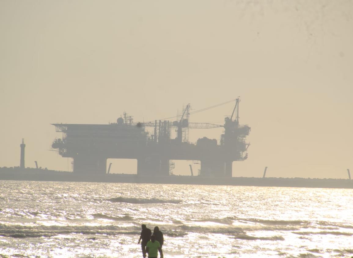 Ingreso de plataforma petrolera genera expectación en Coatzacoalcos