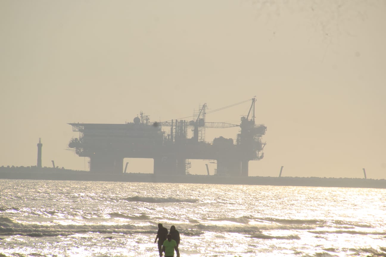 Ingreso de plataforma petrolera genera expectación en Coatzacoalcos