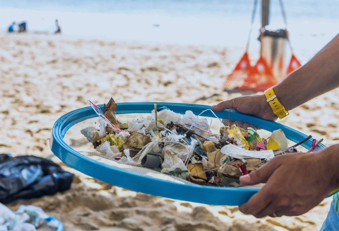 México emplea estrategia nacional para eliminar plásticos en playas para 2030