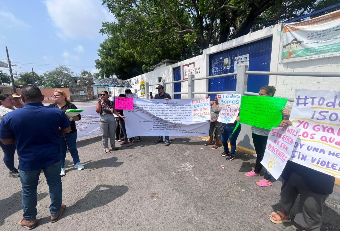 Padres de familia se manifiestan en escuela del puerto de Veracruz; denuncian acoso a alumnas